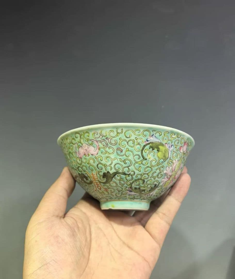 中華民国時代から輸入緑色の花模様の陶器茶碗