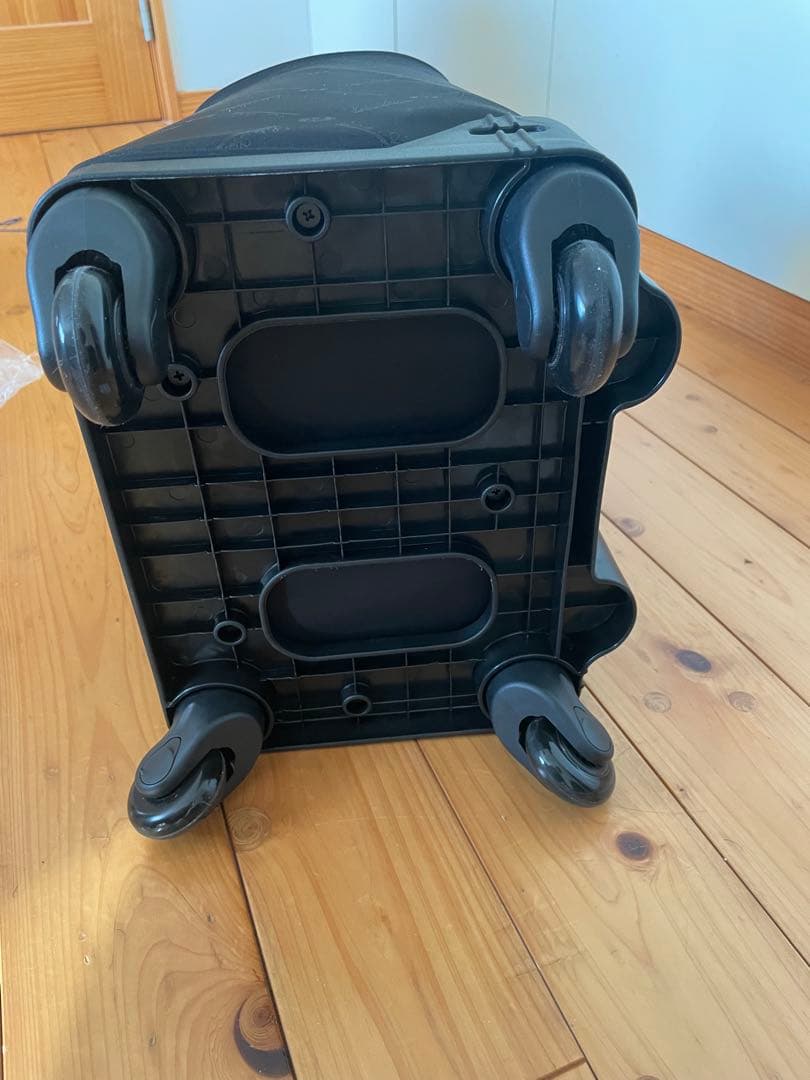 【新品未使用・定価の半額】ブラック 花柄ストライプ キャリーケース　カワサキ製