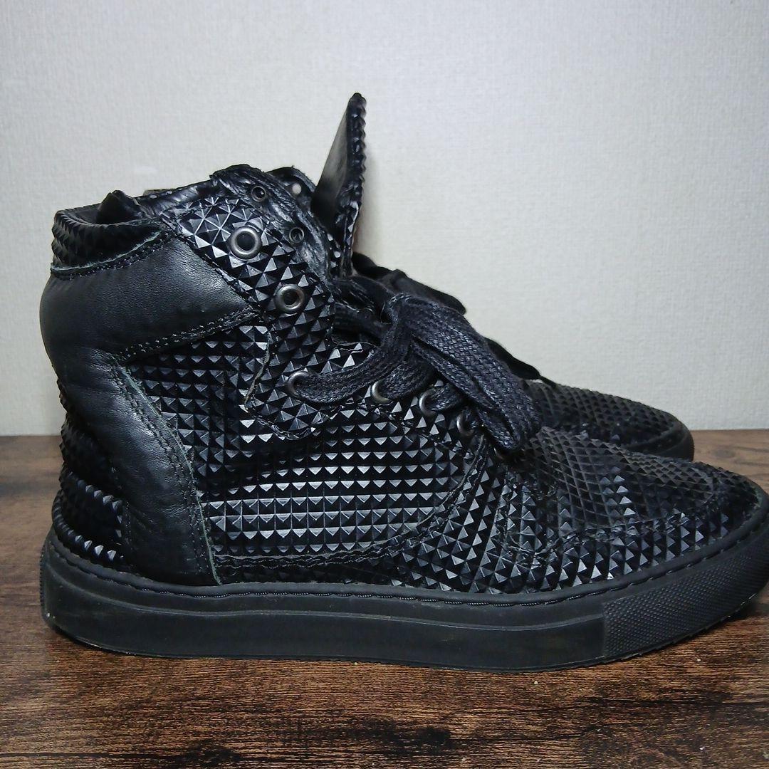 スタッズ付きブラックハイカットスニーカー