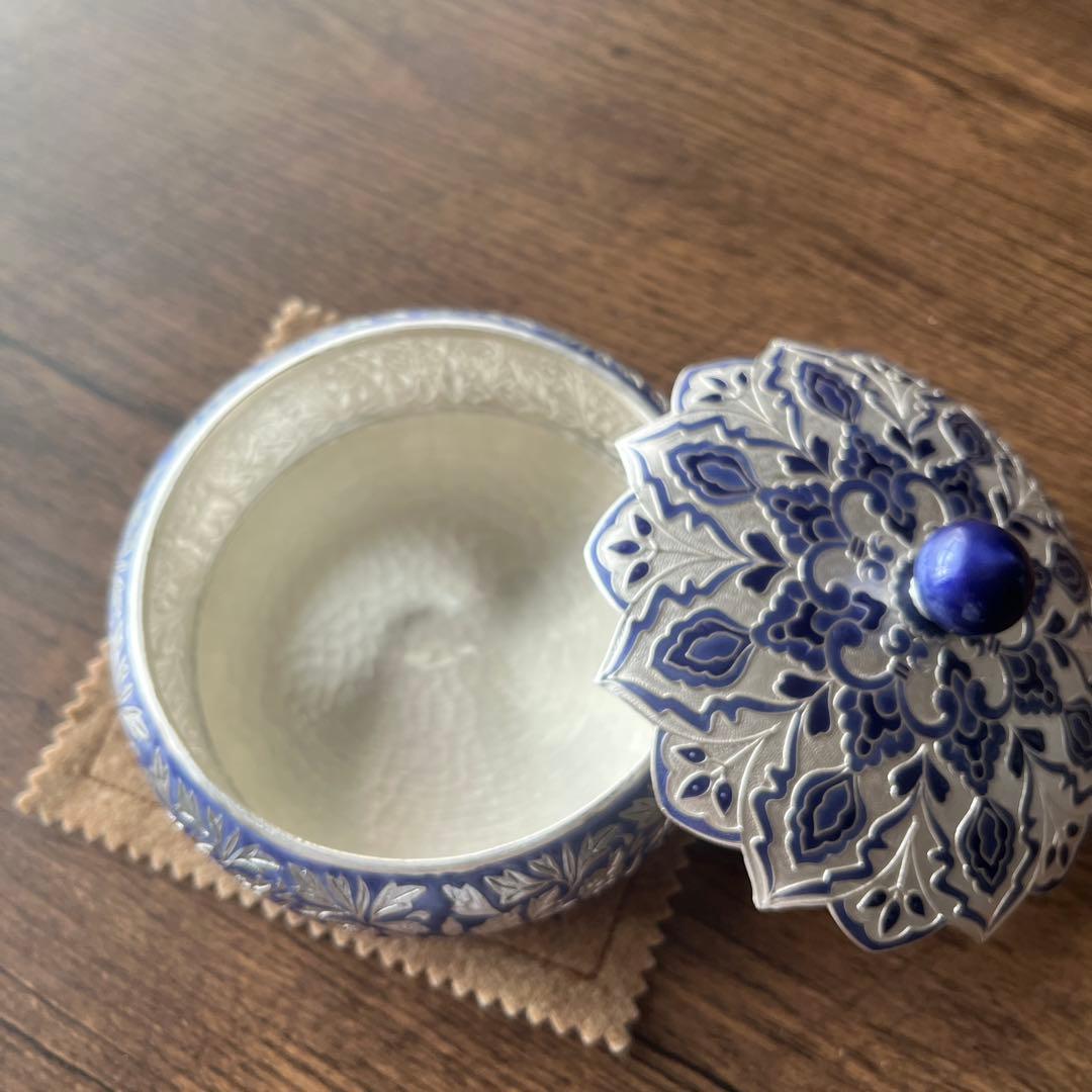 青と銀の花模様の小物入れ