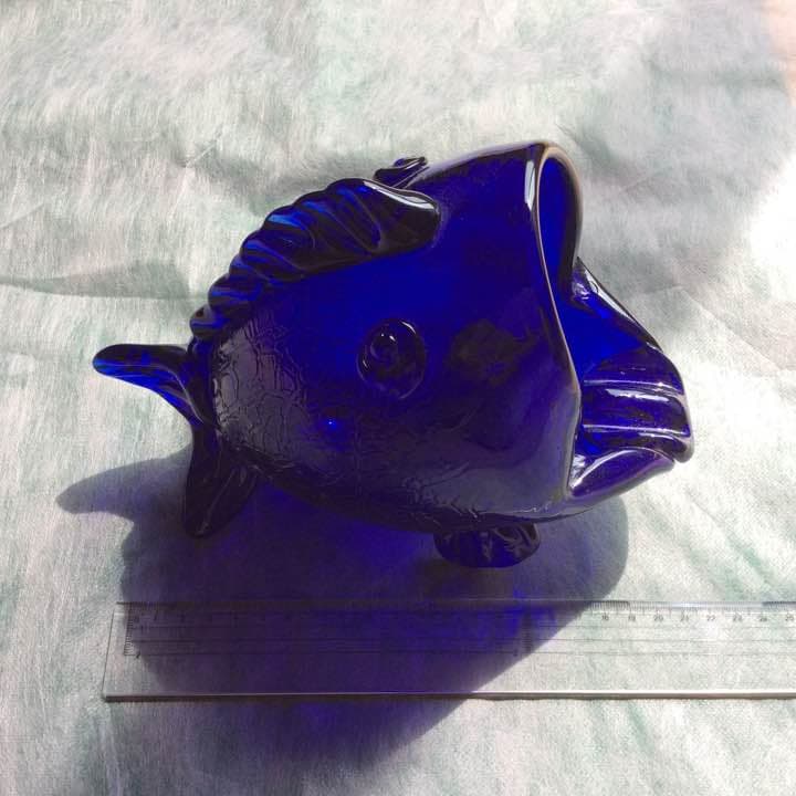 深い青色ガラスの魚型の灰皿 兼 花瓶 ※蚊取り線香置き 小物入れetcにも