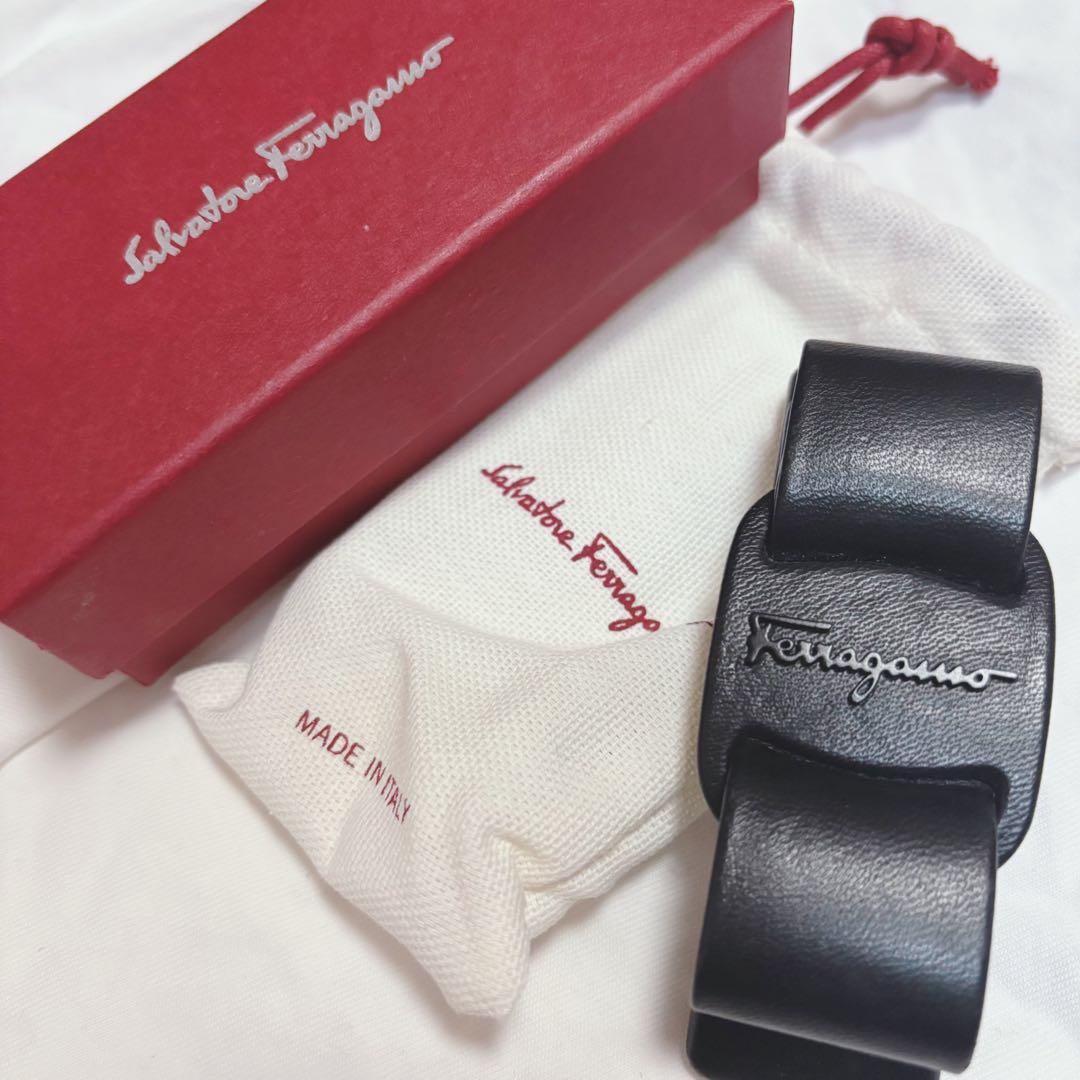 フェラガモ バレッタ レザー 黒