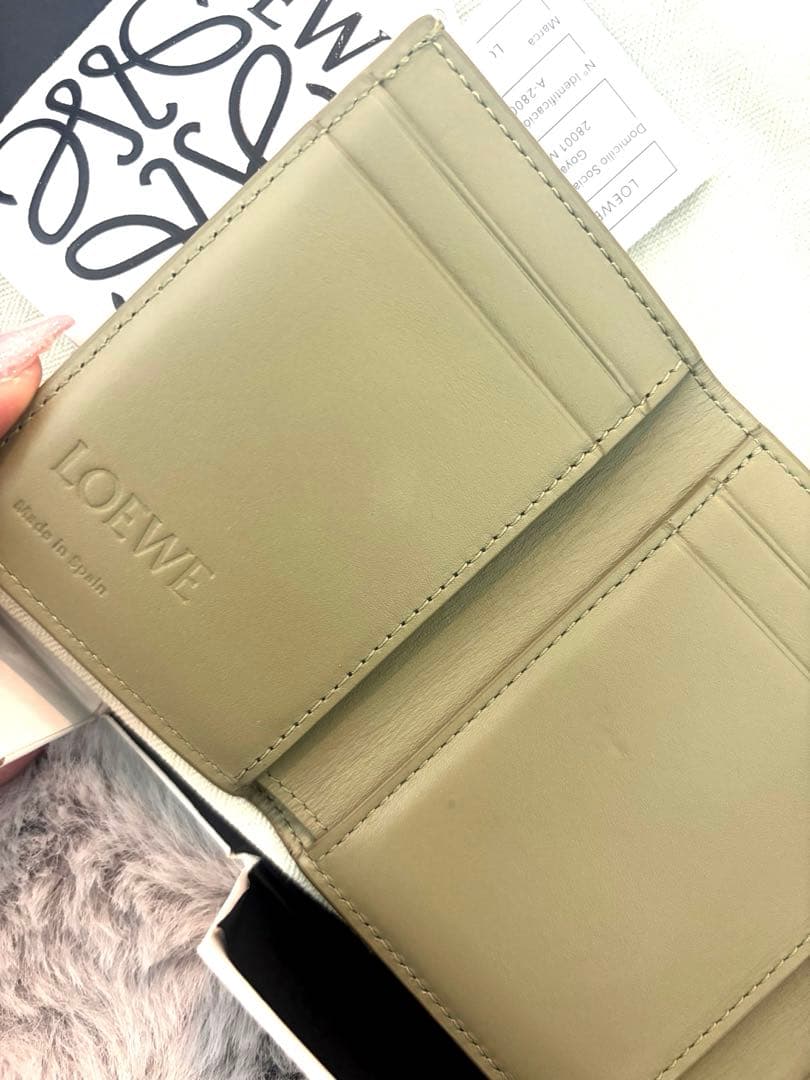 正規品美品LOEWE グリーン レザー 三つ折り財布