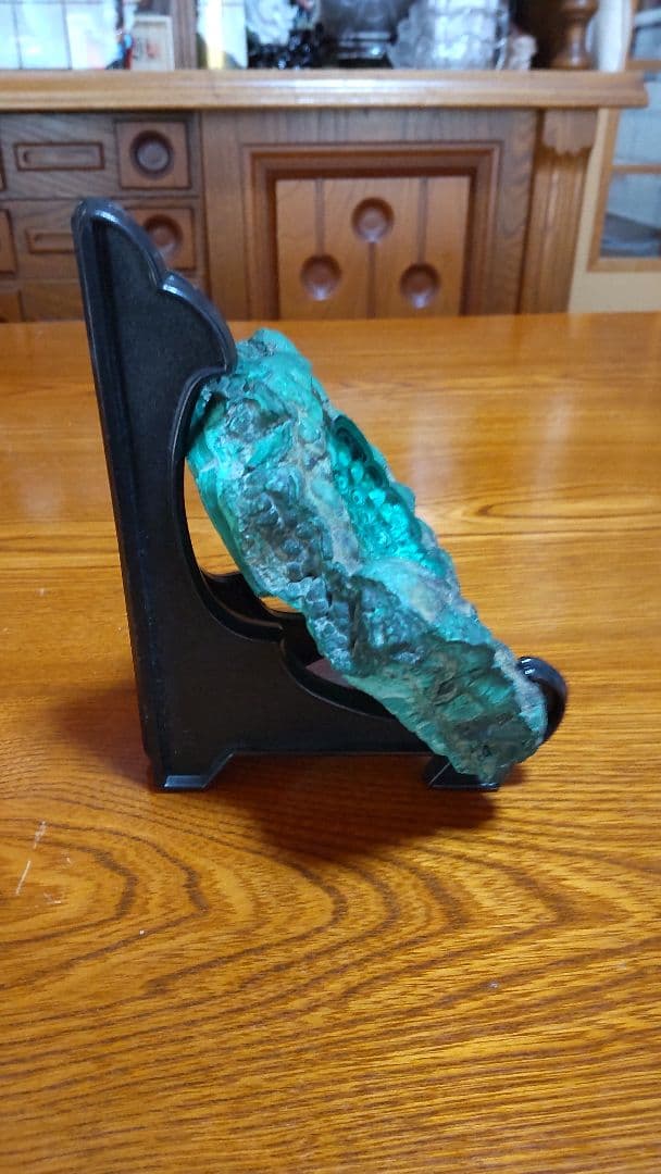 マラカイト原石（中央に球形の凹みあり）