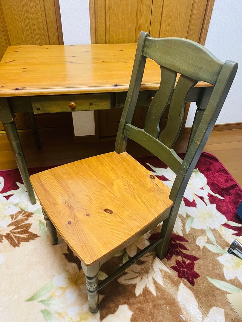 カントリー調　スェーデン製　机と椅子のセットです。 木製カントリースタイル