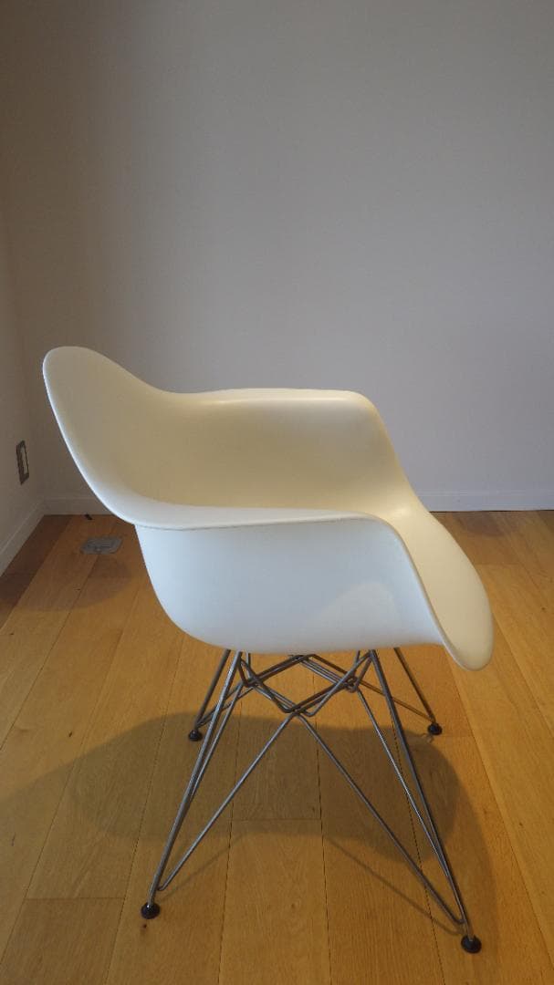 イームズ　プラスチックシェルアーム６　ホワイト