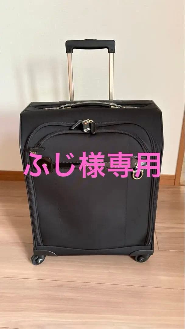 黒のキャリーケース 4輪キャスター付き