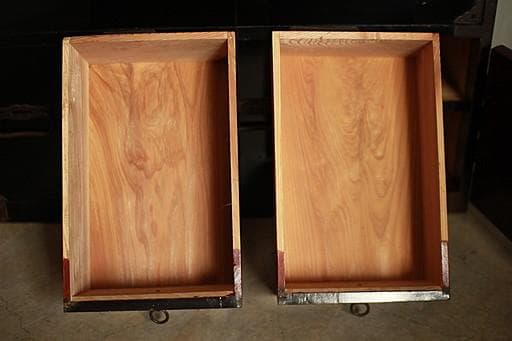 Akamaru 　綺麗な打ち出し金具時代庄内箪笥　扉付き　時代箪笥