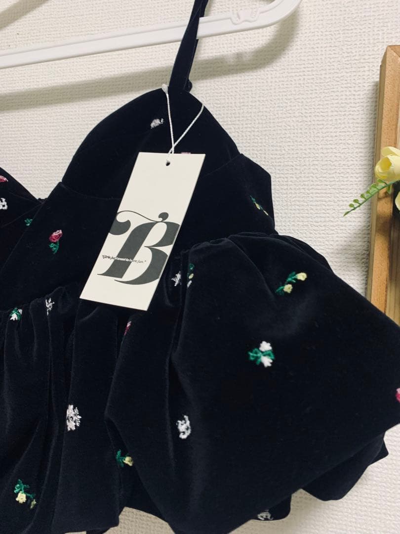 Bibiy. ブラック フラワー刺繍 トップス