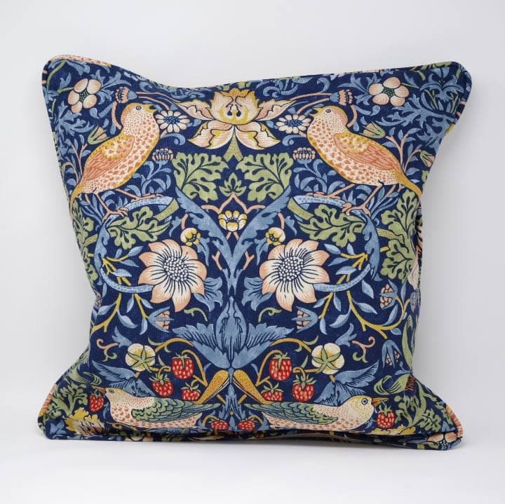 ウィリアムモリス クッションカバー イチゴドロボウ ブルー