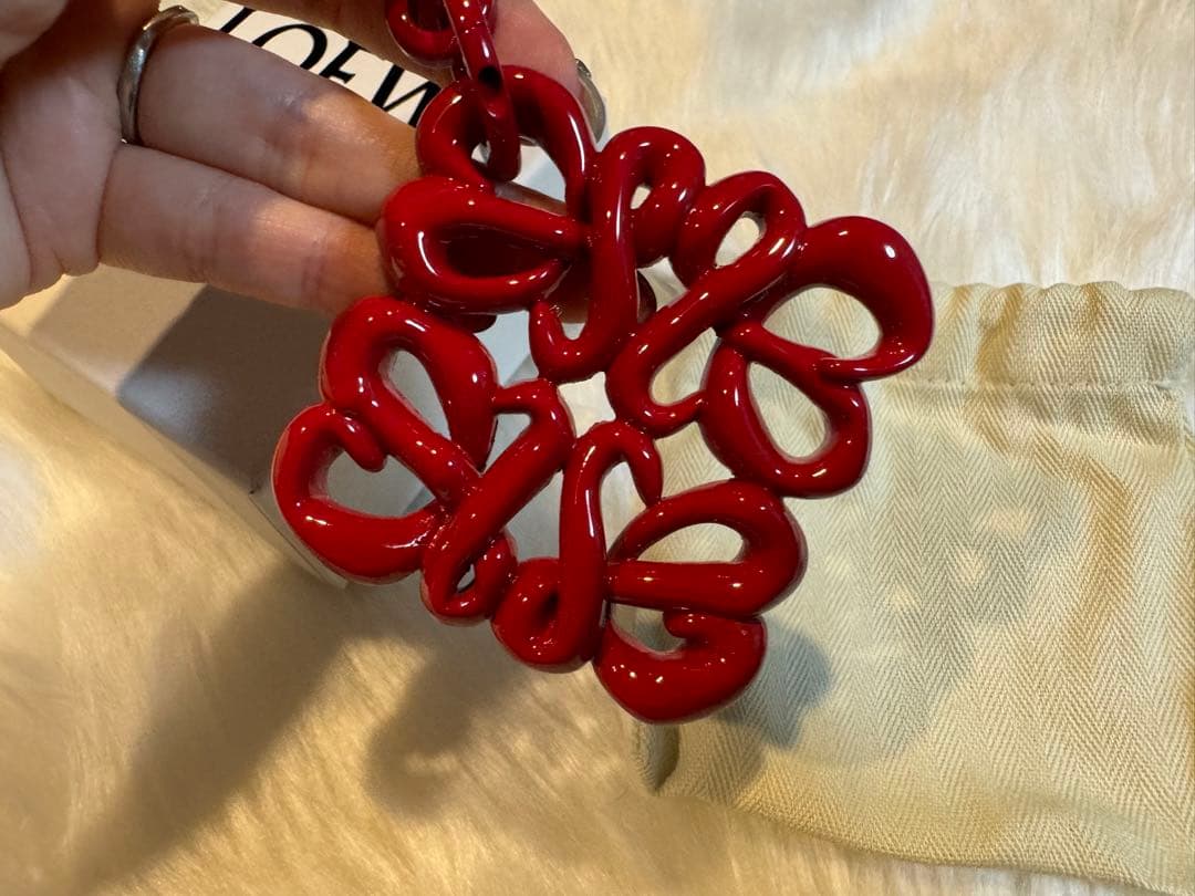 マカロンロエベ アナグラムチャーム