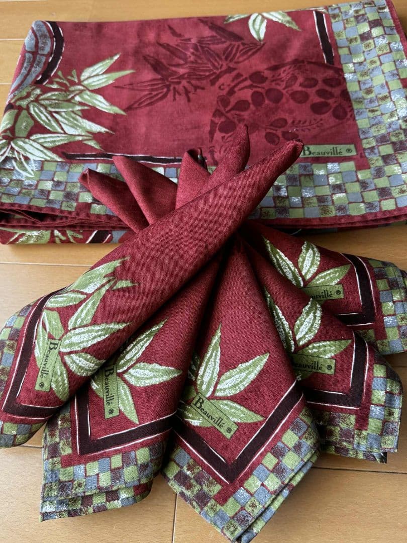 赤い花柄テーブルクロスとナプキン6枚付き（写真では5枚ですが6枚です）