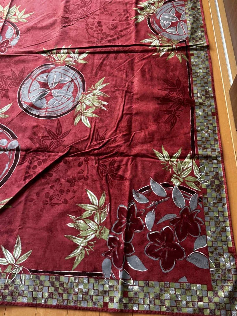 赤い花柄テーブルクロスとナプキン6枚付き（写真では5枚ですが6枚です）
