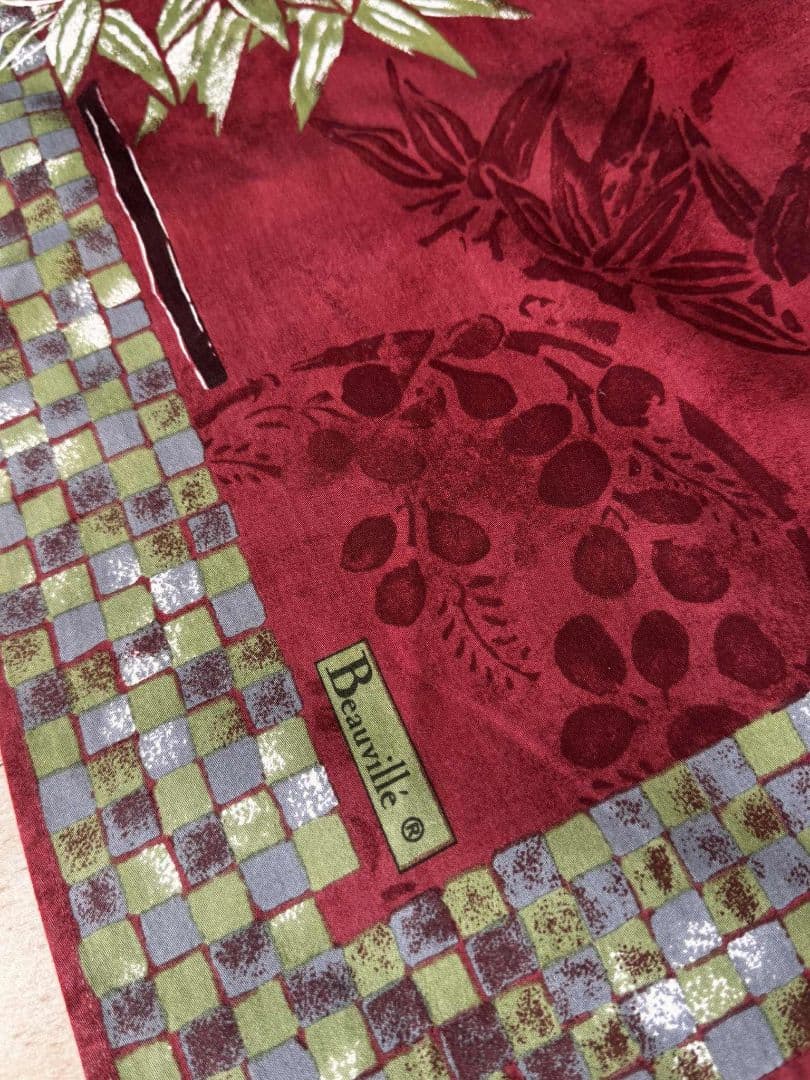 赤い花柄テーブルクロスとナプキン6枚付き（写真では5枚ですが6枚です）