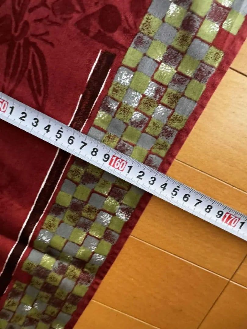 赤い花柄テーブルクロスとナプキン6枚付き（写真では5枚ですが6枚です）