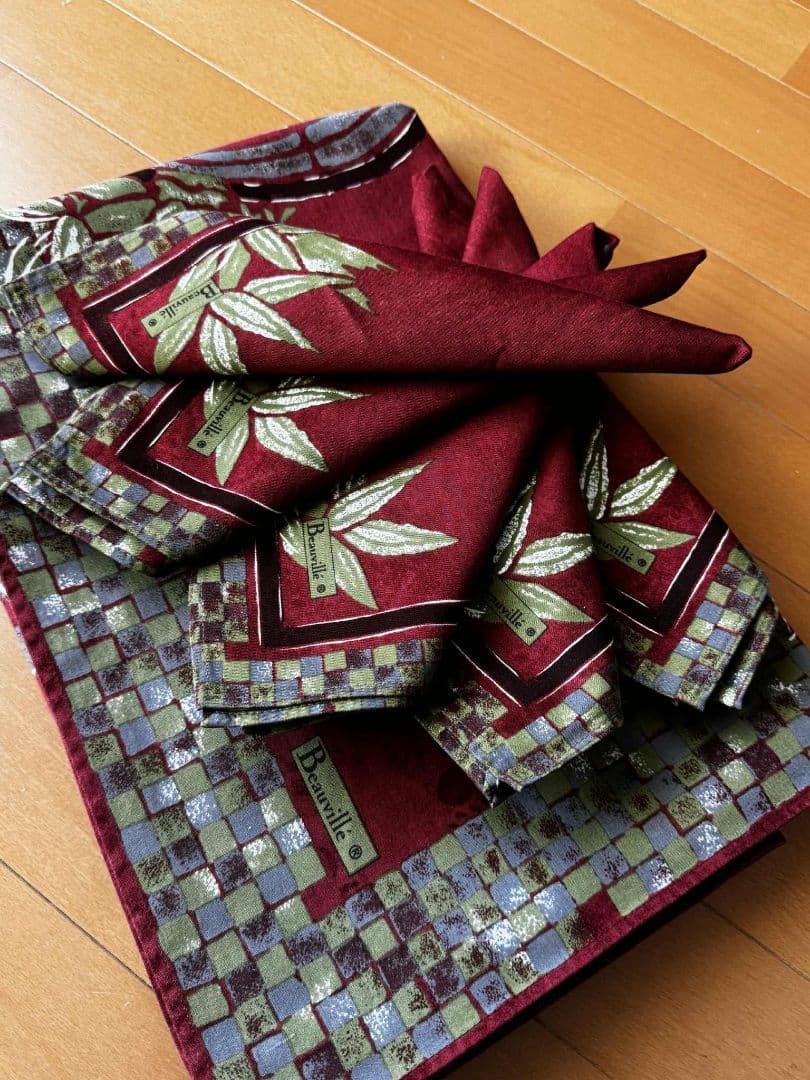 赤い花柄テーブルクロスとナプキン6枚付き（写真では5枚ですが6枚です）