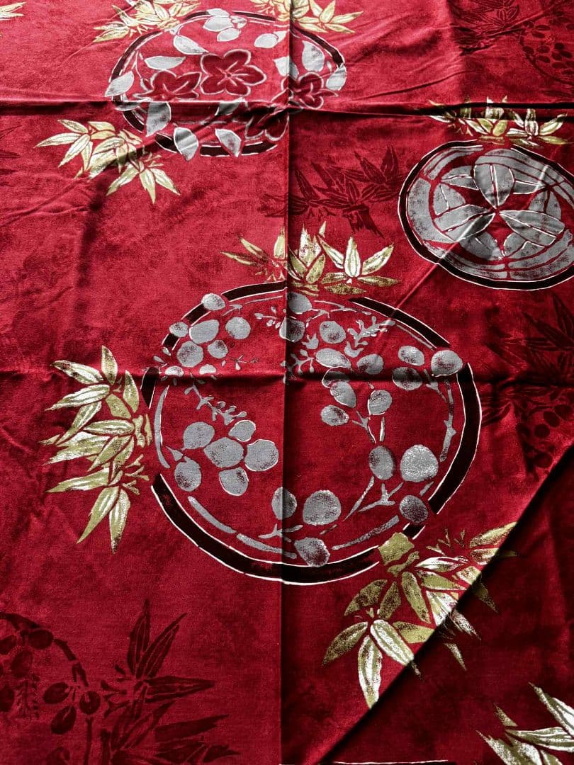 赤い花柄テーブルクロスとナプキン6枚付き（写真では5枚ですが6枚です）