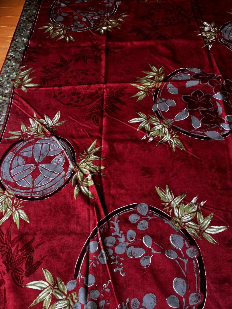 赤い花柄テーブルクロスとナプキン6枚付き（写真では5枚ですが6枚です）