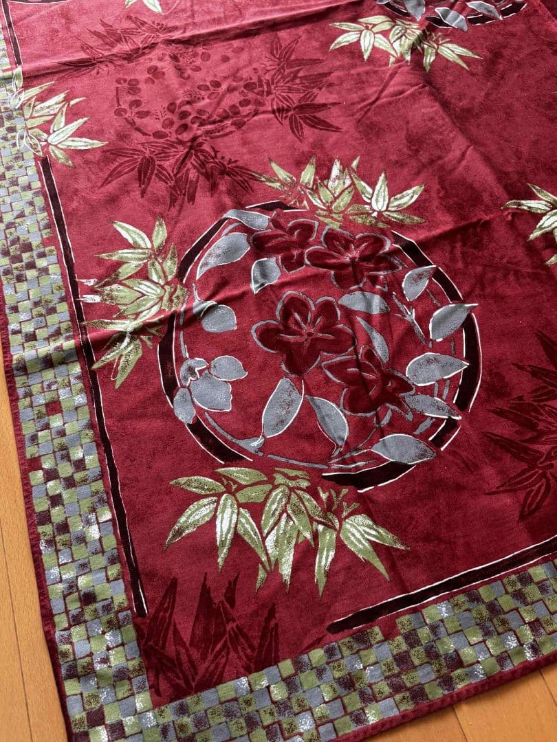 赤い花柄テーブルクロスとナプキン6枚付き（写真では5枚ですが6枚です）