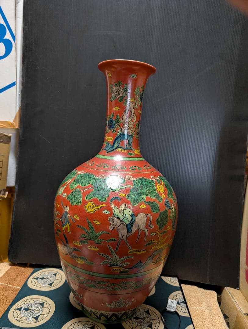 九谷焼赤絵人物図赤地の装飾花瓶 高さ65cm