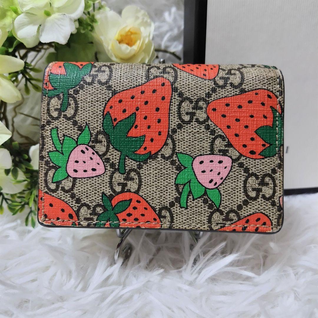 レア美品✨グッチ◇いちごプリントスプリーム二つ折り財布　ゴールド金具ピンクレザー