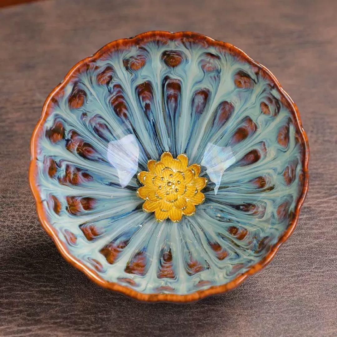 青と金の花模様の茶碗