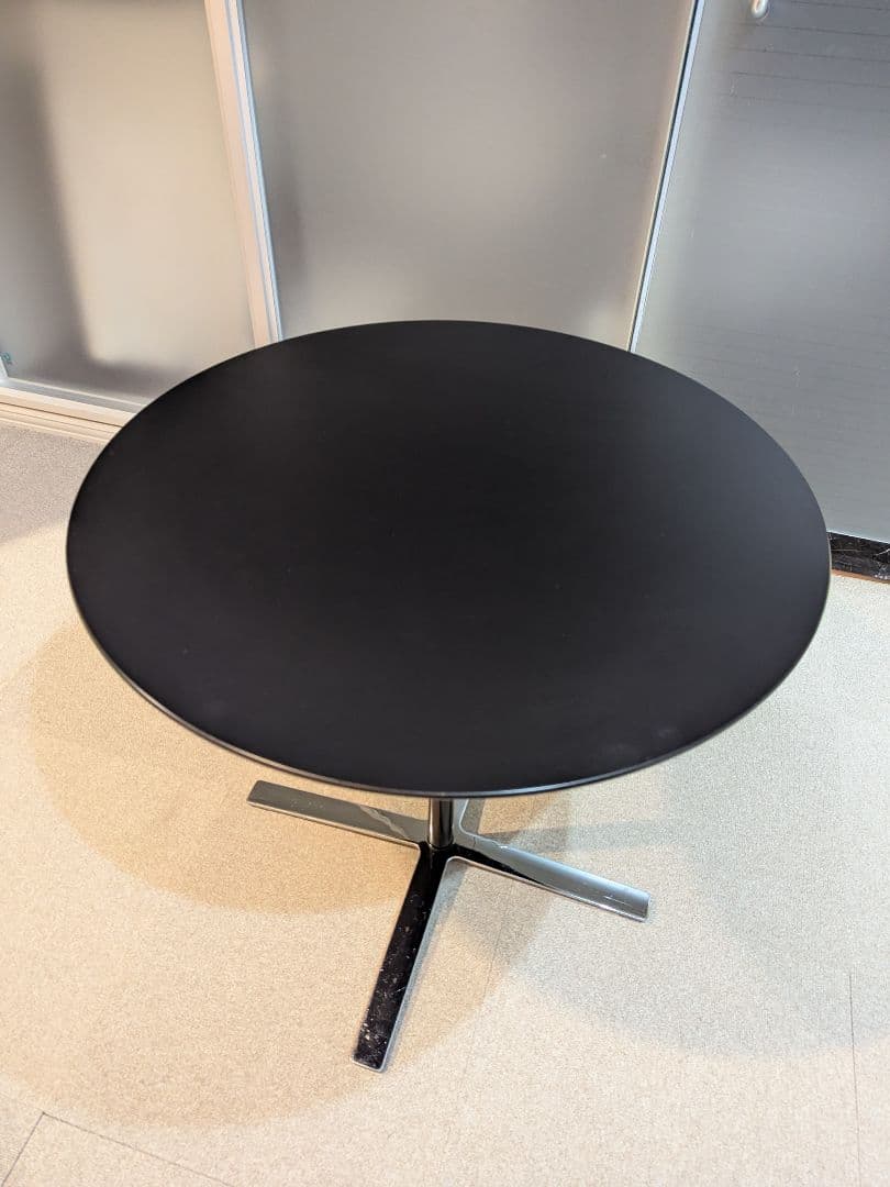 黒い円形ダイニングテーブル