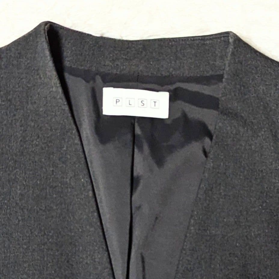 プラステ ウォームリザーブパンツスーツ ノーカラー 通勤 チャコールグレー L