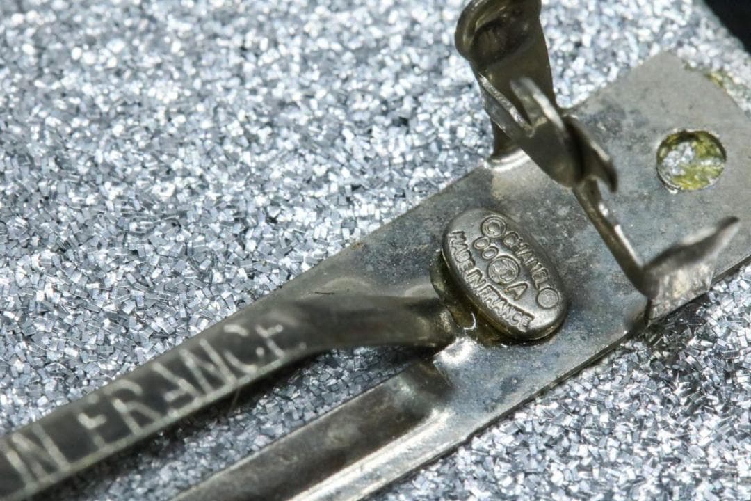 シャネル 00 バレッタ シルバーラメ スクエア ココ ヘアアクセサリー