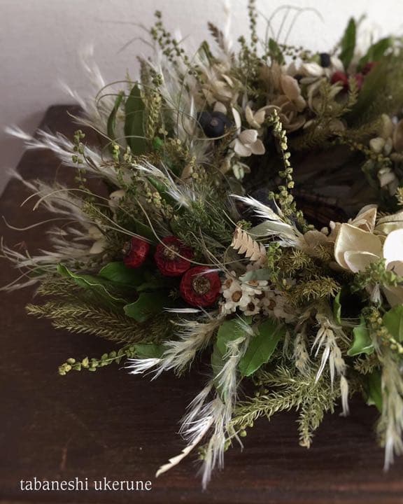 ローズヒップと車輪梅を秋らしく紡いだ 落ち着きのある リース ドライフラワー