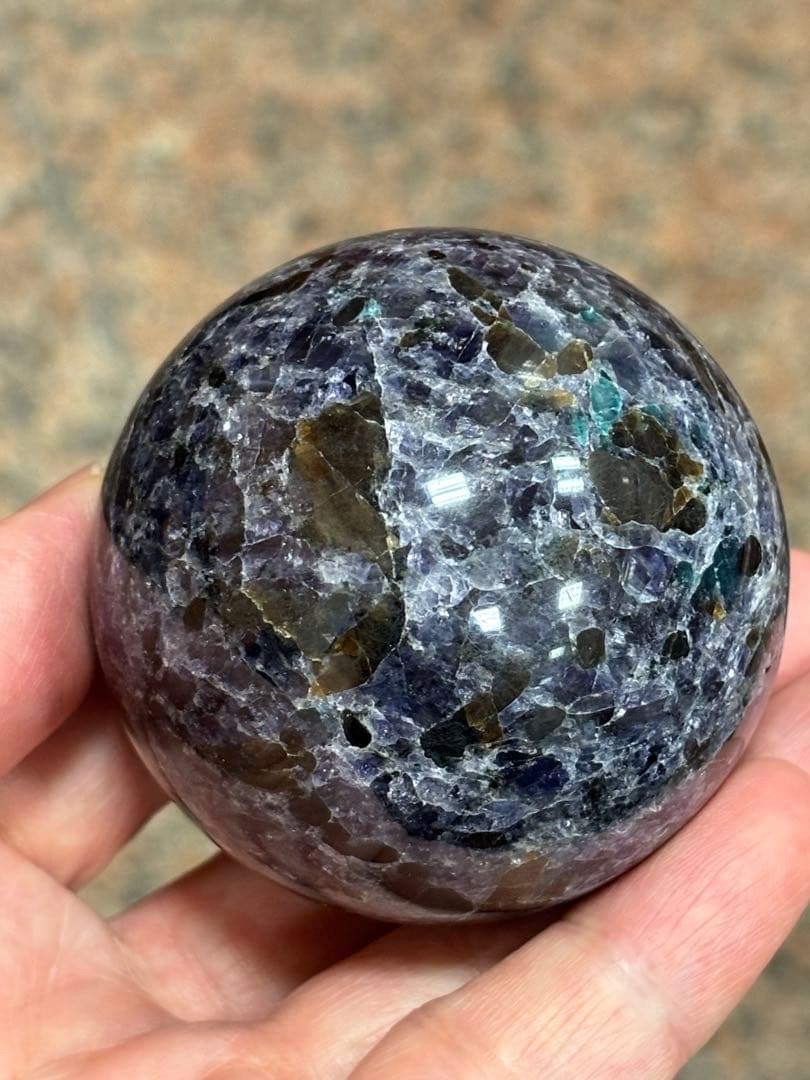 レアストーン　アイオライト&エメラルド&トルマリン&マイカ共生丸玉5.78cm