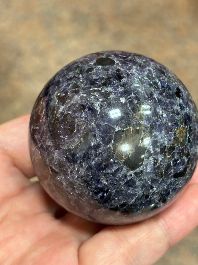 レアストーン　アイオライト&エメラルド&トルマリン&マイカ共生丸玉5.78cm