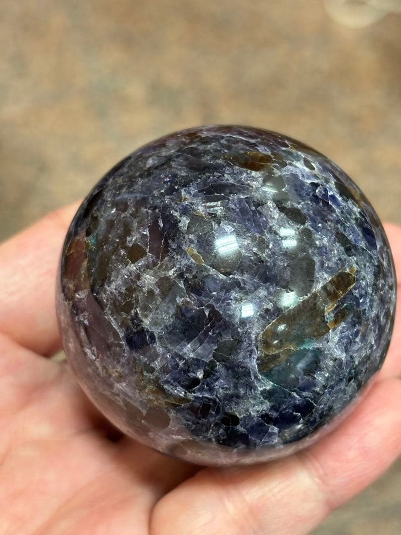 レアストーン　アイオライト&エメラルド&トルマリン&マイカ共生丸玉5.78cm