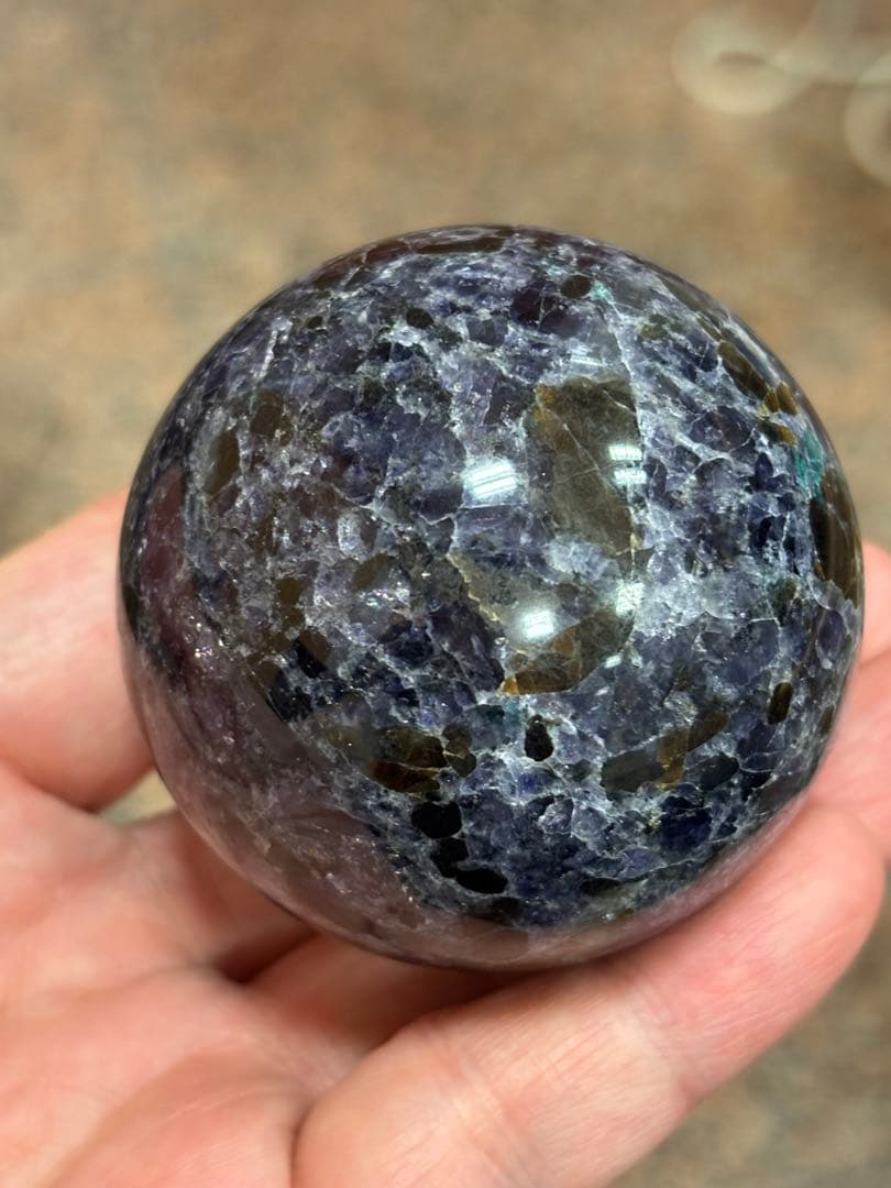 レアストーン　アイオライト&エメラルド&トルマリン&マイカ共生丸玉5.78cm