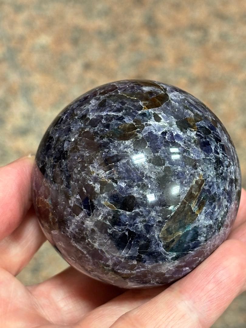 レアストーン　アイオライト&エメラルド&トルマリン&マイカ共生丸玉5.78cm