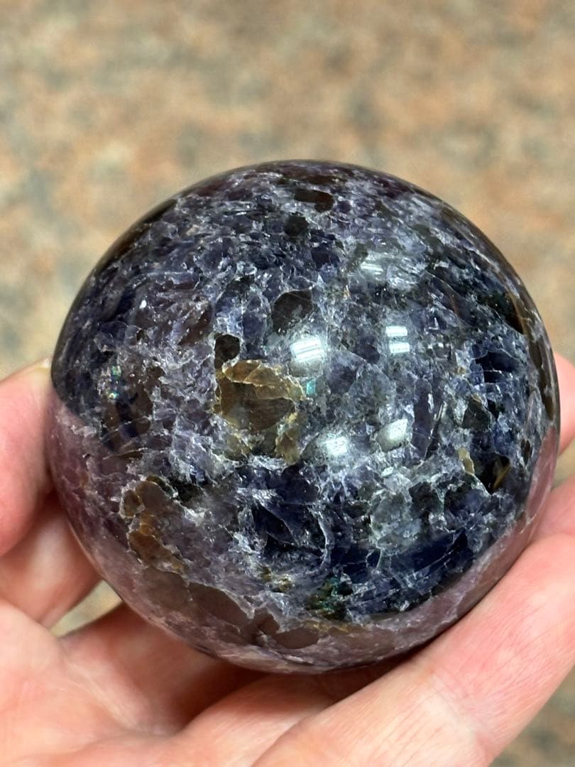 レアストーン　アイオライト&エメラルド&トルマリン&マイカ共生丸玉5.78cm