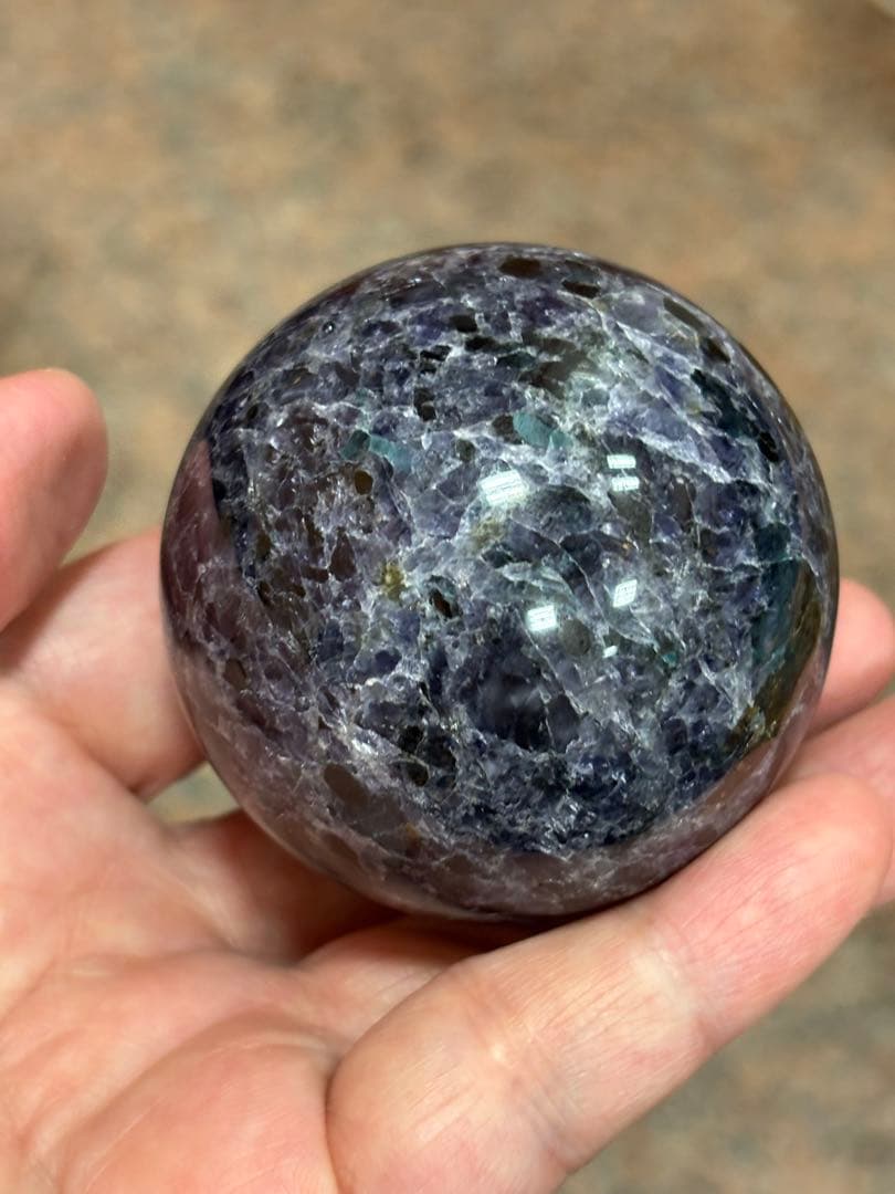 レアストーン　アイオライト&エメラルド&トルマリン&マイカ共生丸玉5.78cm