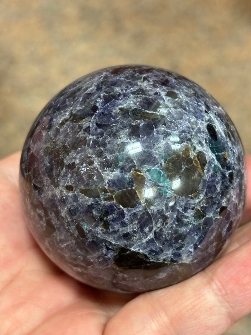 レアストーン　アイオライト&エメラルド&トルマリン&マイカ共生丸玉5.78cm