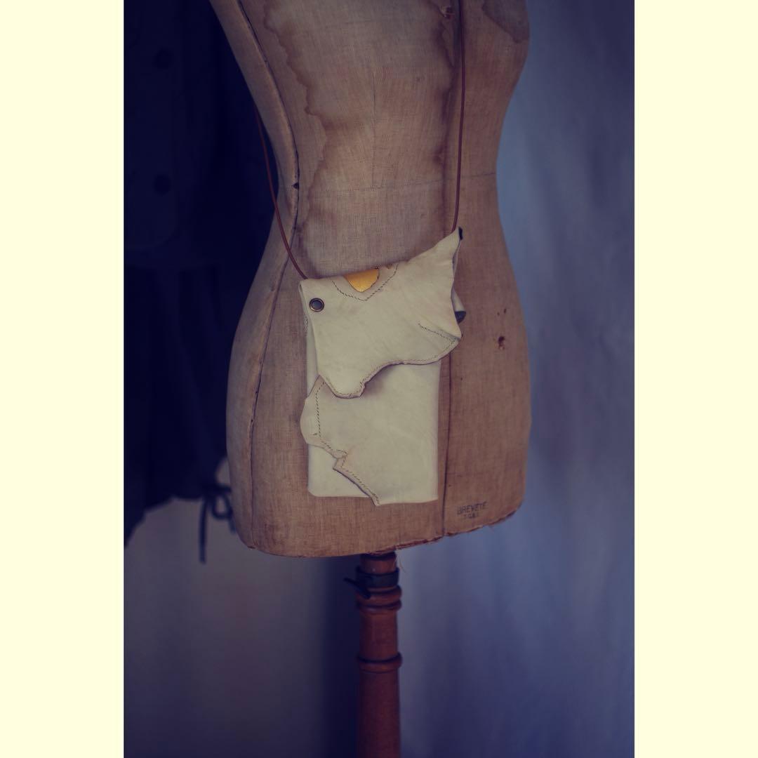 1枚の革から端革シワ依れと共にスマホ＋文庫本＋メガネポーチ