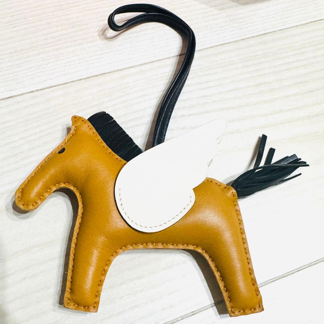 エルメス　ロデオペガサスチャームMM アニューミロ　セサミ×ブラック×ホワイト