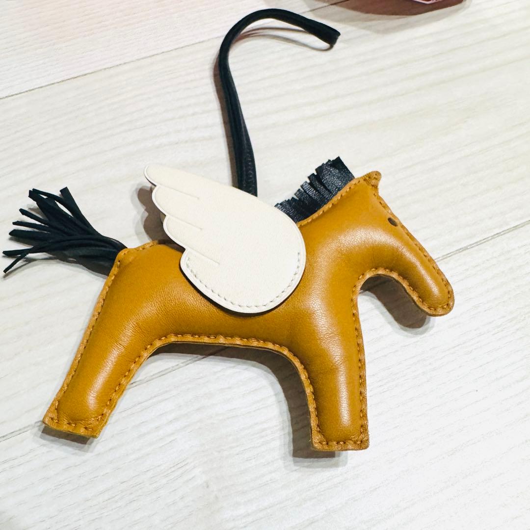 エルメス　ロデオペガサスチャームMM アニューミロ　セサミ×ブラック×ホワイト