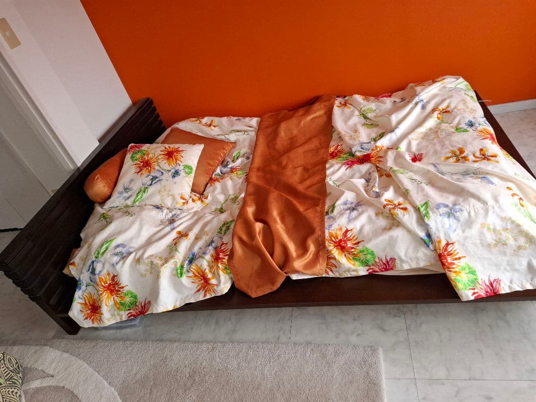 木製セミダブルベッド 花柄カバー付き