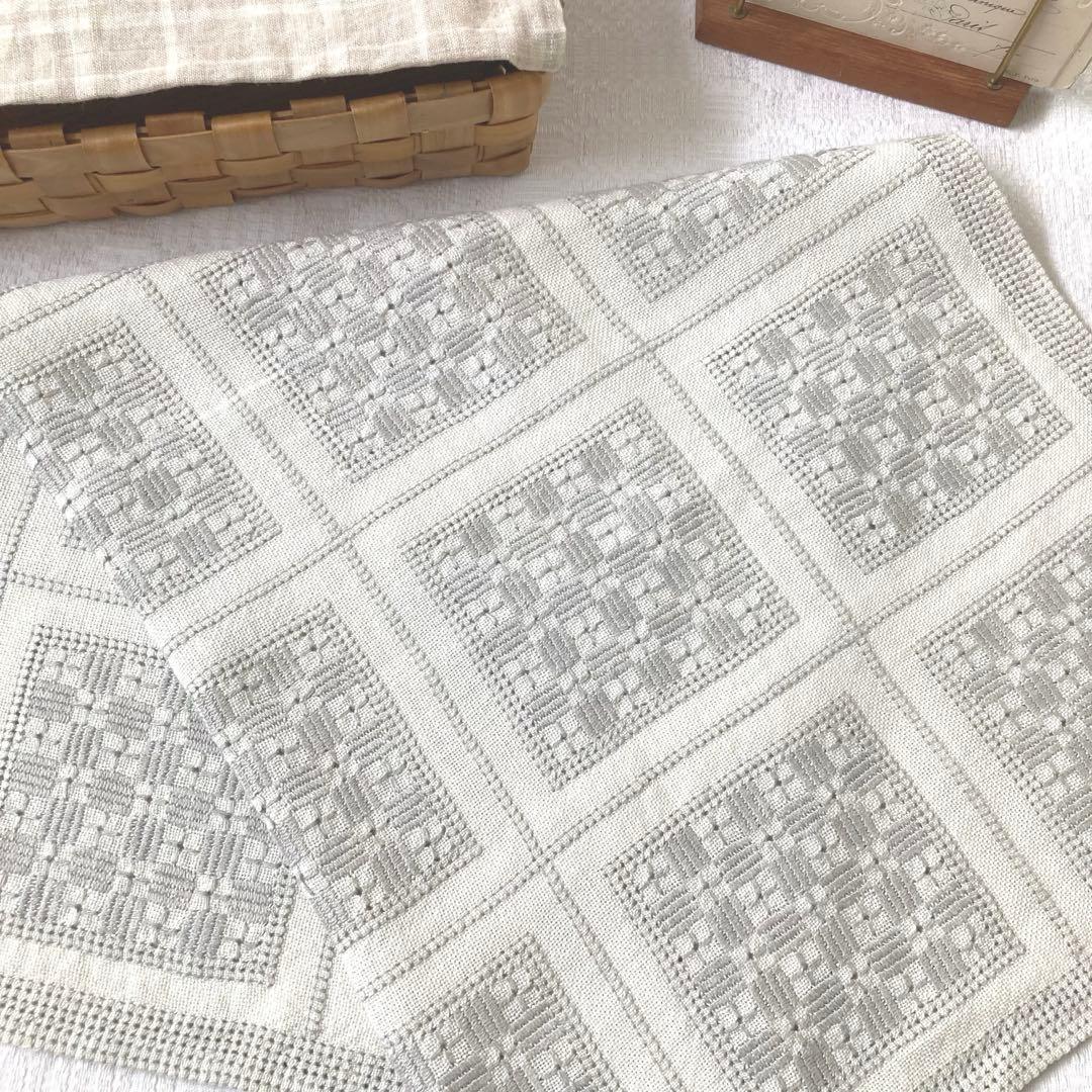 B北欧ヴィンテージ丁寧なニードルワークが施されたリネンのテーブルクロス（グレー）