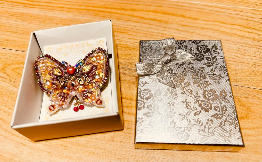 未使用　piari 様　ハンドメイド　作品　ブローチ　蝶　ピンク