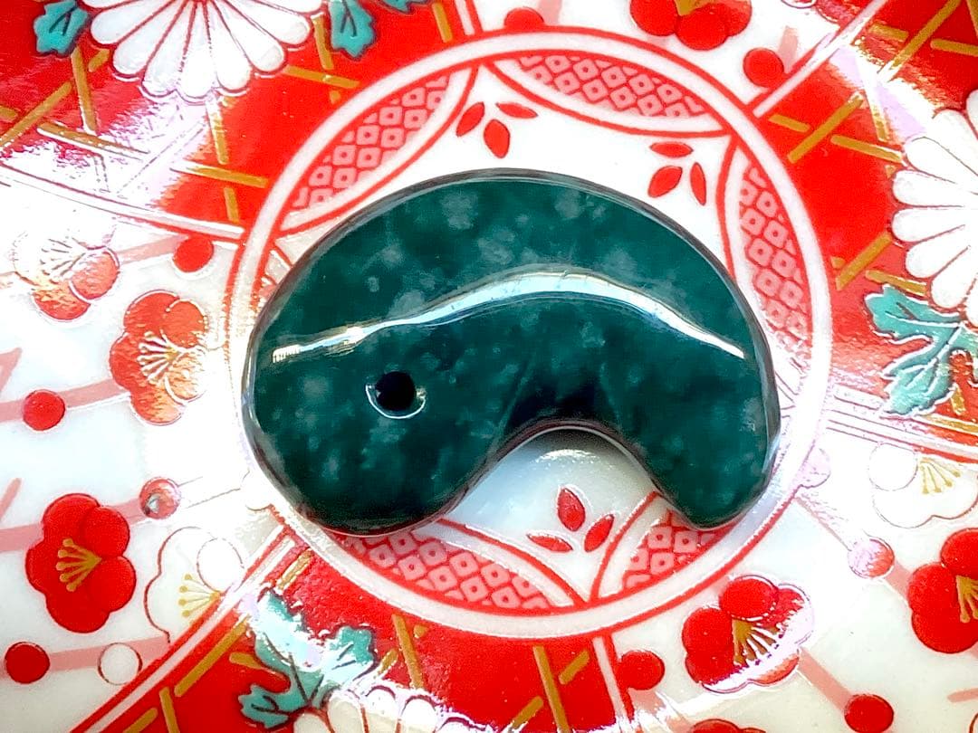 ✳premiumシリーズ　珍‼️希少吉兆雪輪文様 糸魚川青翡翠入りコン沢　鑑別書付