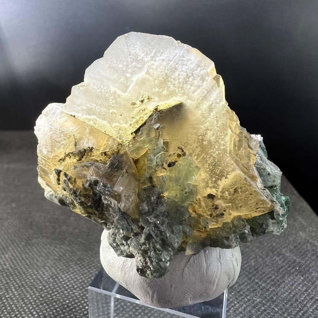 ヤオガンシャン産　カルサイト共生　ブルーグリーンフローライト　母岩あり