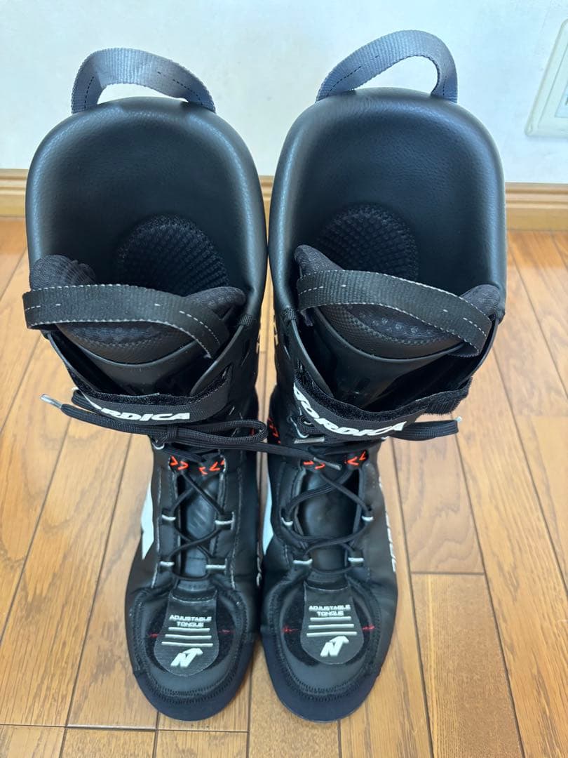 Nordica DOBERMANN 5 RD Sのブラックスキーシューズ。