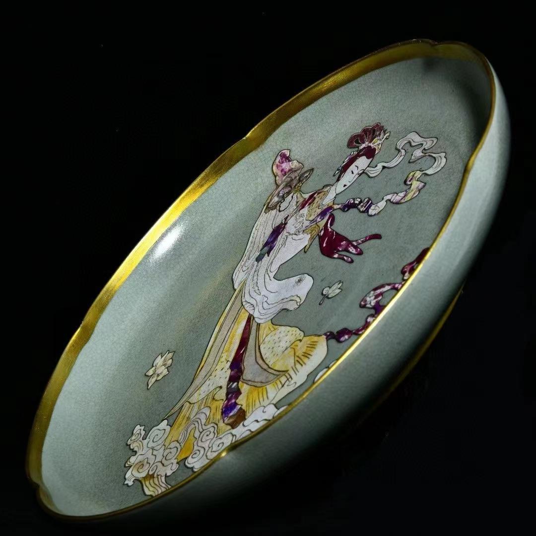 中国古美術・旧蔵の貝殻を鎏金で飾った陶磁器、侍女の文様が施された葵口洗・5x30