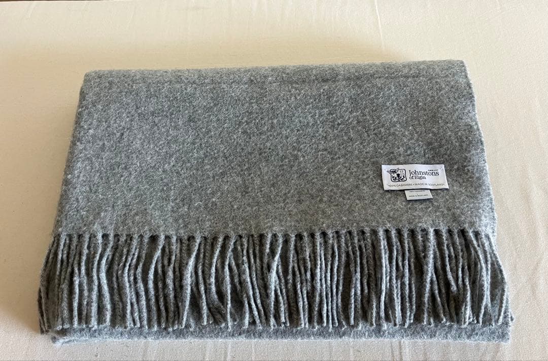 『美品』　ジョンストンズ　カシミア100％大判ストール、ライトグレー新品、未使用
