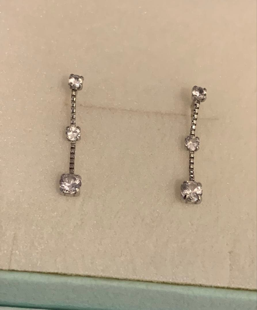 ELLE K18WG ホワイトトパーズ 3ストーン ピアス ホワイトゴールド